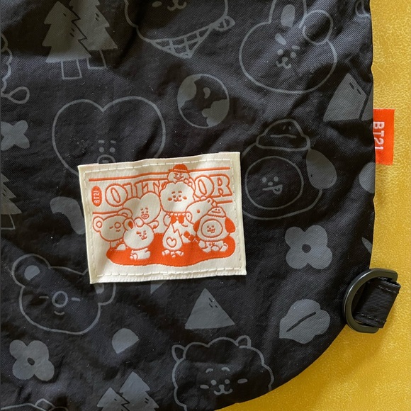 BT21 Linefriends Green Planet Pattern Shoulder Bag - Picture 2 of 6